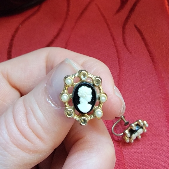 Vintage Cameo Gold Pearl Clip on earrings - Picture 3 of 7